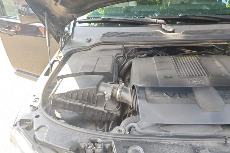 Used Land Rover Discovery 2012 5.0 V8 SE Engine Bay Right