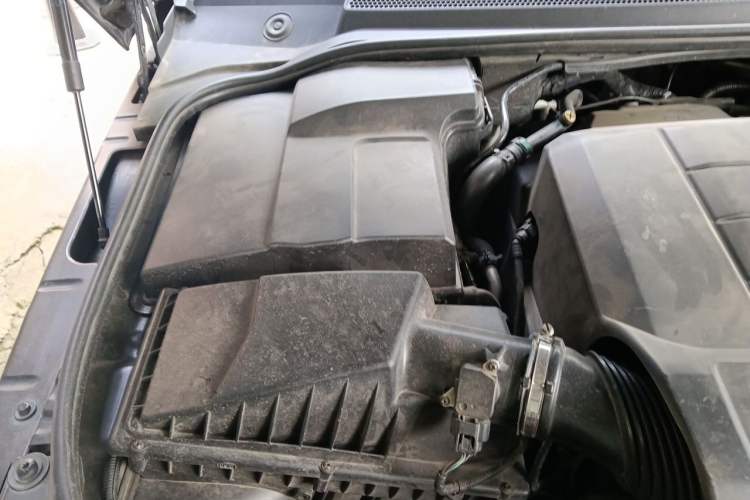 Used Land Rover Discovery 2012 5.0 V8 HSE Engine Bay Right