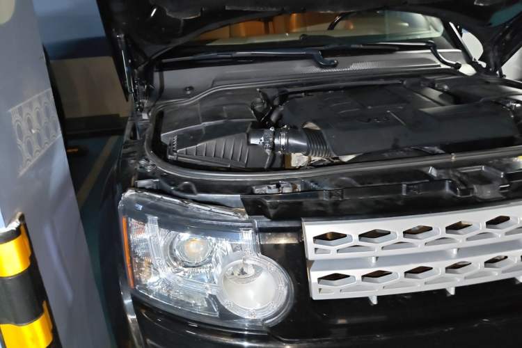 Used Land Rover Discovery 2012 5.0 V8 HSE Engine Bay Right
