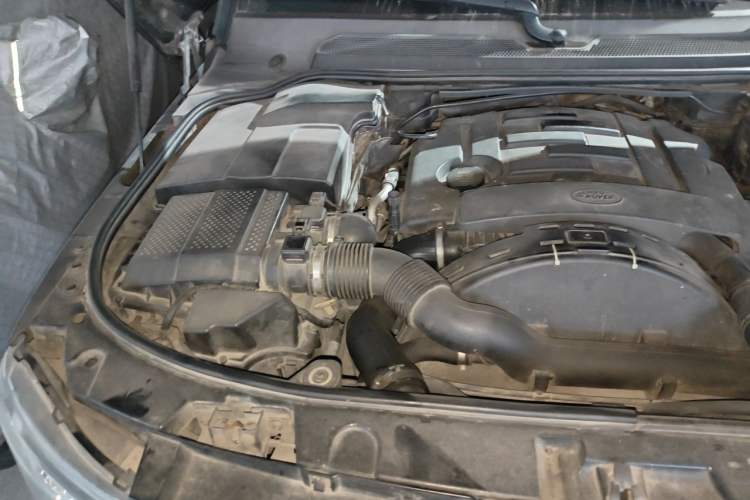 Used Land Rover Discovery 2012 3.0 SDV6 HSE Diesel Version Engine Bay Right