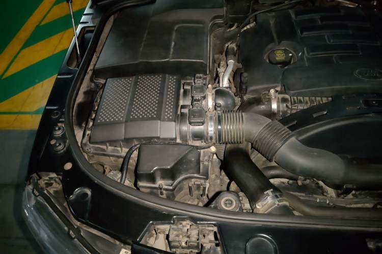 Used Land Rover Discovery 2012 3.0 SDV6 HSE Diesel Version Engine Bay Right