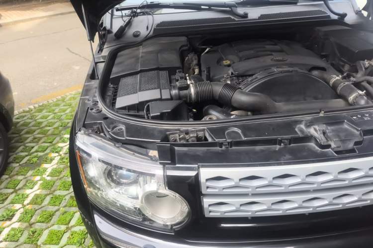 Used Land Rover Discovery 2012 3.0 SDV6 HSE Diesel Version Engine Bay Right