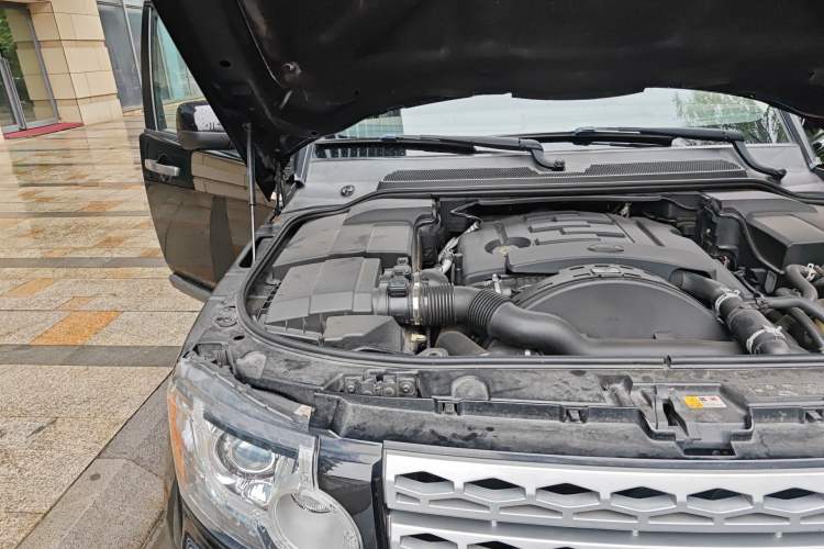 Used Land Rover Discovery 2012 3.0 SDV6 HSE Diesel Version Engine Bay Right