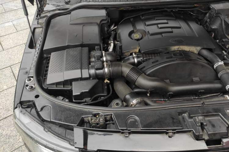 Used Land Rover Discovery 2012 3.0 SDV6 HSE Diesel Version Engine Bay Right