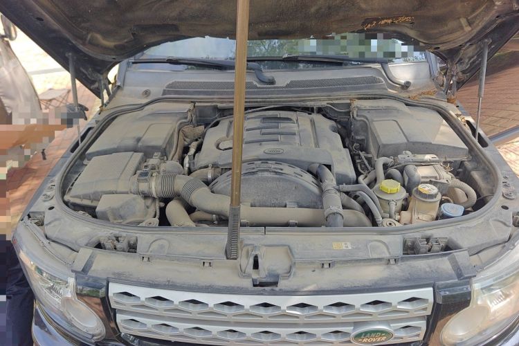 Used Land Rover Discovery 2012 3.0 SDV6 HSE Diesel Version Engine Bay