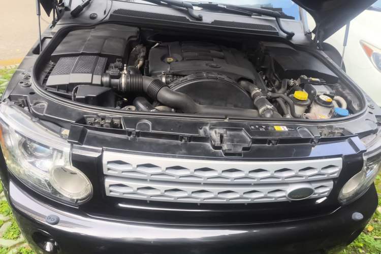 Used Land Rover Discovery 2012 3.0 SDV6 HSE Diesel Version Engine Bay