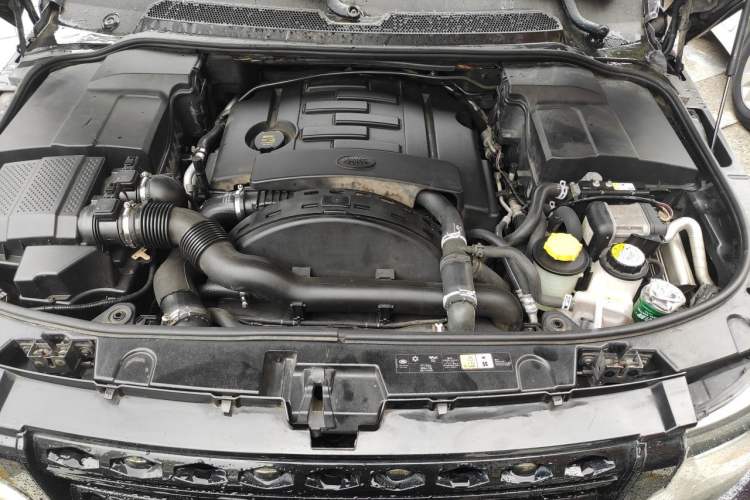 Used Land Rover Discovery 2012 3.0 SDV6 HSE Diesel Version Engine Bay