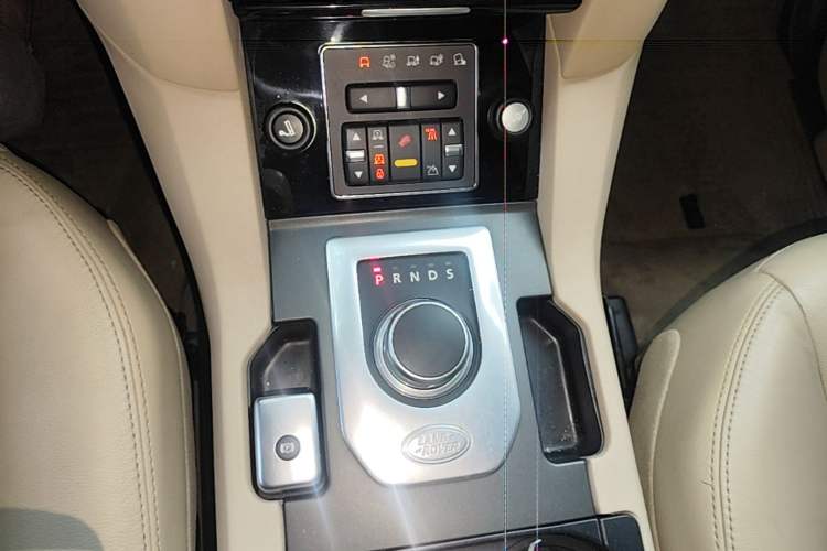 Used Land Rover Discovery 2012 3.0 SDV6 HSE Diesel Version Gear Lever