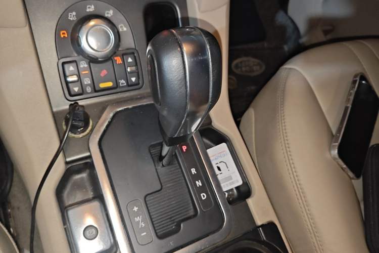 Used Land Rover Discovery 2012 3.0 SDV6 HSE Diesel Version Gear Lever