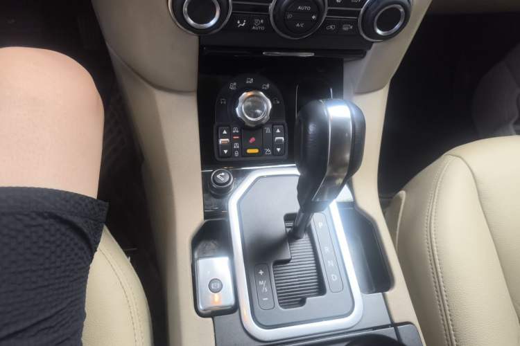 Used Land Rover Discovery 2012 3.0 SDV6 HSE Diesel Version Gear Lever