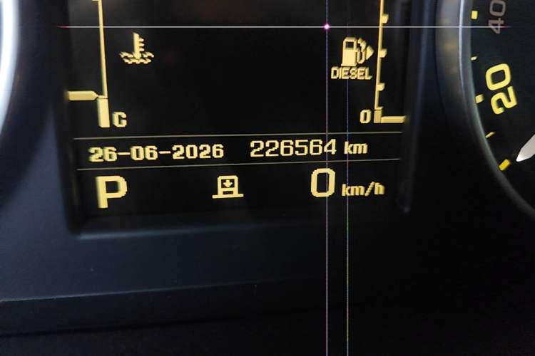 Used Land Rover Discovery 2012 3.0 SDV6 HSE Diesel Version Odometer Close Up