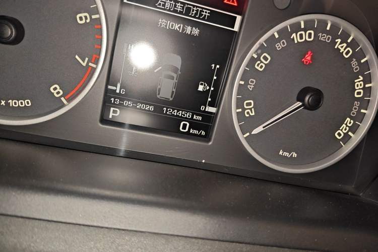 Used Land Rover Discovery 2012 5.0 V8 HSE Odometer Close Up
