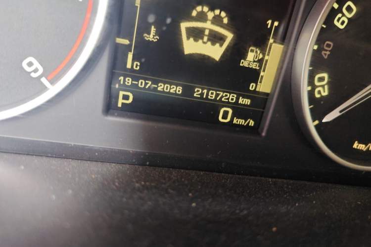 Used Land Rover Discovery 2012 3.0 SDV6 HSE Diesel Version Odometer Close Up