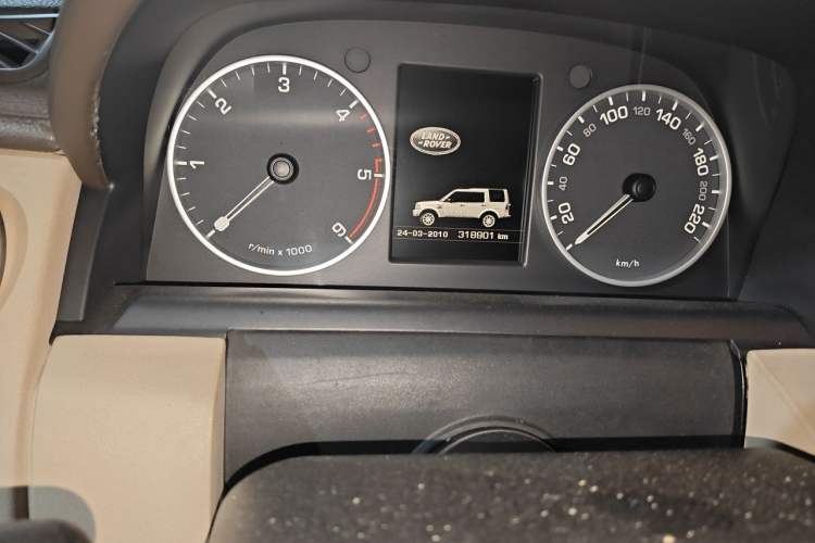 Used Land Rover Discovery 2012 3.0 SDV6 HSE Diesel Version Odometer Close Up