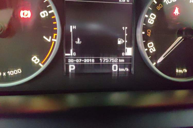 Used Land Rover Discovery  Odometer Close Up