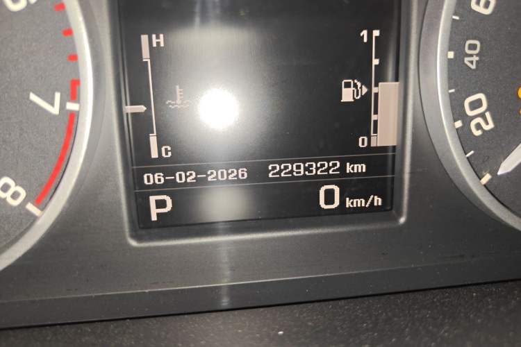 Used Land Rover Discovery 2012 5.0 V8 SE Odometer Close Up
