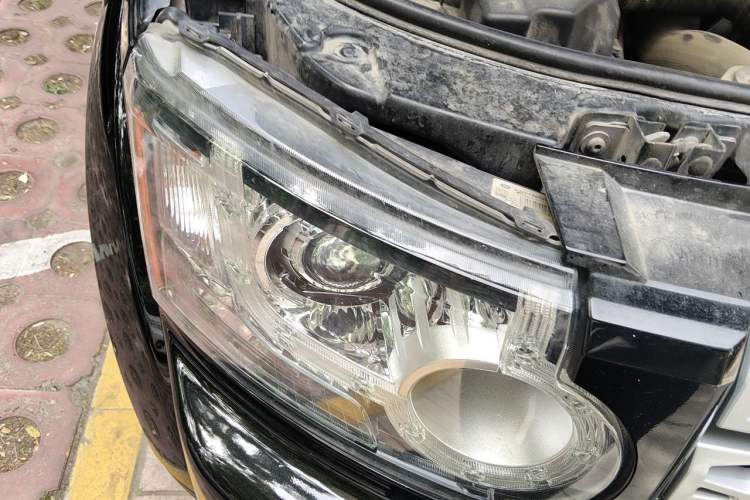 Used Land Rover Discovery 2012 3.0 SDV6 HSE Diesel Version Right Front Headlight