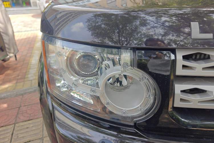 Used Land Rover Discovery 2012 3.0 SDV6 HSE Diesel Version Right Front Headlight