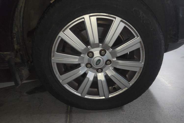 Used Land Rover Discovery 2012 3.0 SDV6 HSE Diesel Version Right Front Wheel Hub