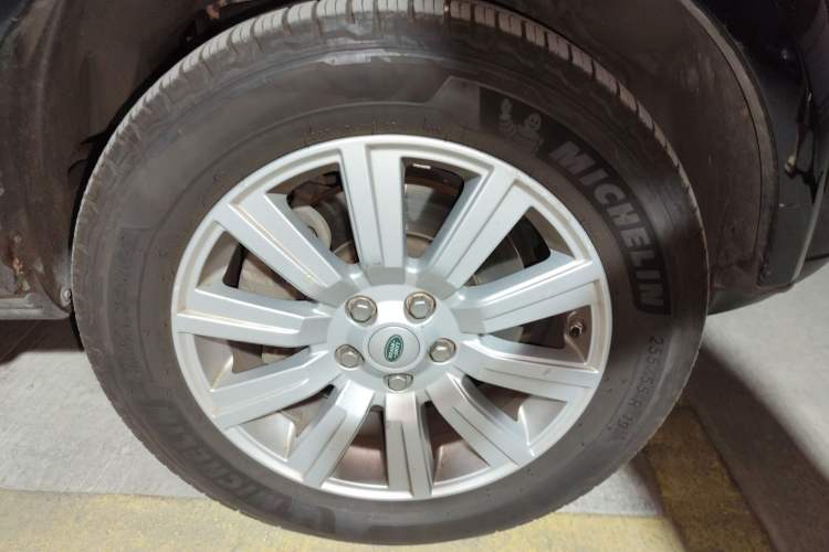Used Land Rover Discovery 2012 3.0 SDV6 HSE Diesel Version Right Front Wheel Hub