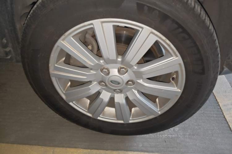 Used Land Rover Discovery 2012 3.0 SDV6 HSE Diesel Version Right Front Wheel Hub