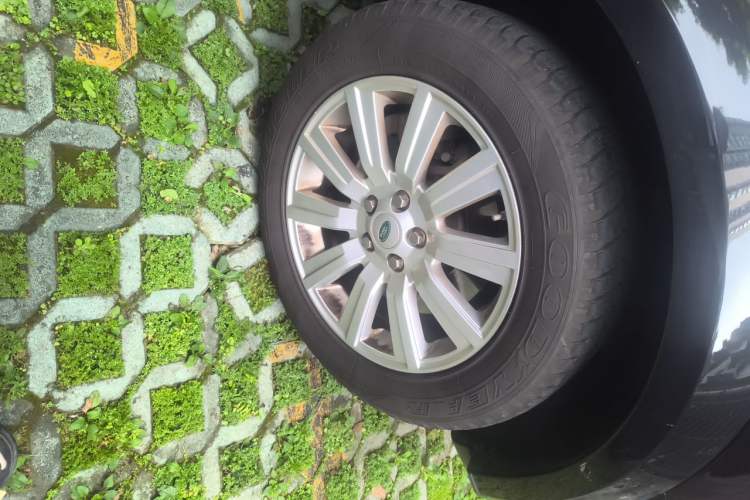 Used Land Rover Discovery 2012 3.0 SDV6 HSE Diesel Version Right Front Wheel Hub