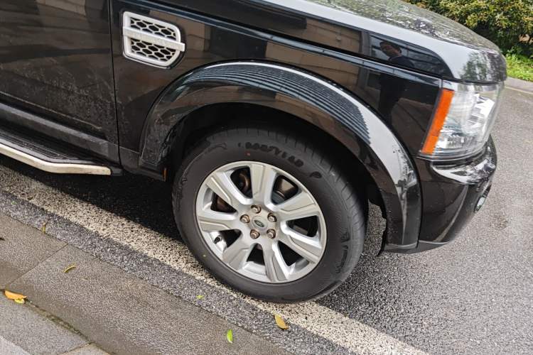 Used Land Rover Discovery 2012 3.0 SDV6 HSE Diesel Version Right Front Wheel Hub