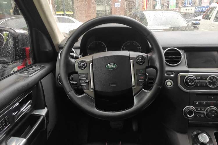 Used Land Rover Discovery 2012 3.0 SDV6 HSE Diesel Version Steering Wheel