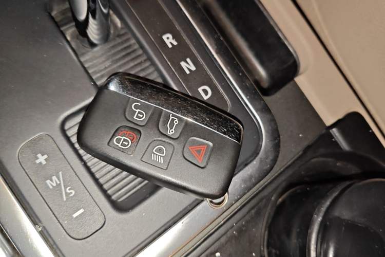 Used Land Rover Discovery 2012 5.0 V8 HSE Vehicle Key