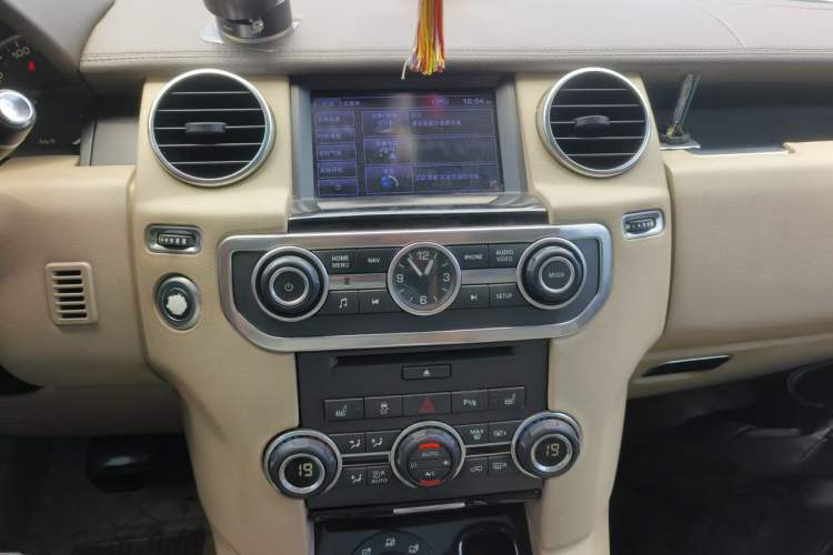Used Land Rover Discovery 2012 3.0 SDV6 HSE Diesel Version Audio And AC Panel