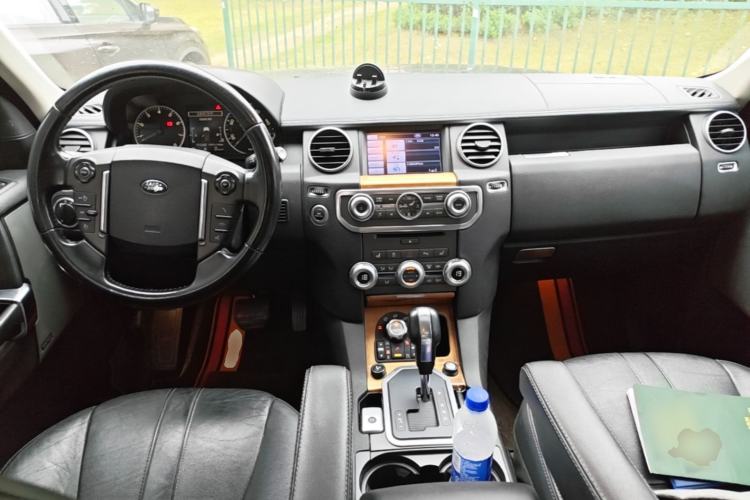 Used Land Rover Discovery 2012 5.0 V8 SE Center Console