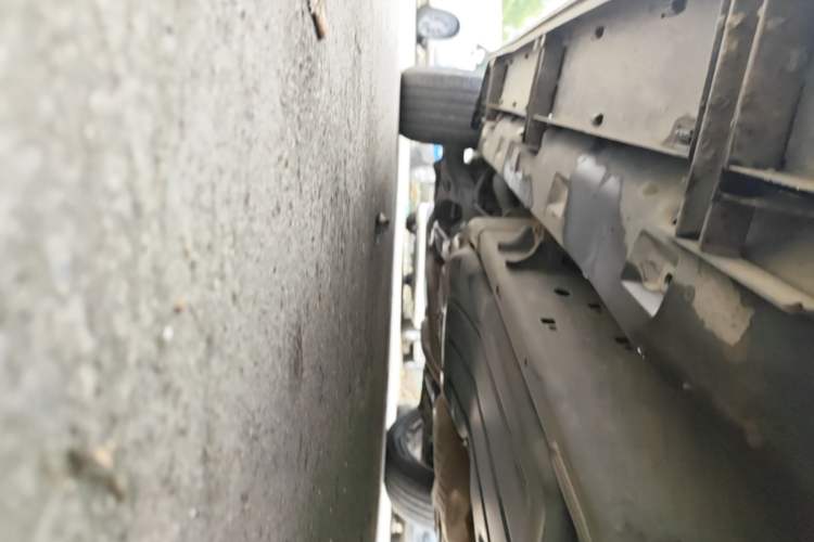 Used Land Rover Discovery 2012 5.0 V8 SE Chassis Front Right