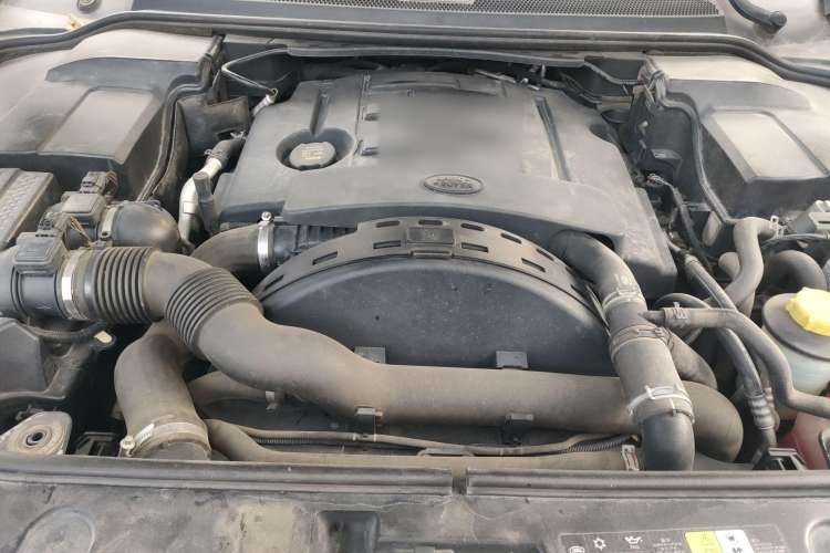 Used Land Rover Discovery 2012 3.0 SDV6 HSE Diesel Version Engine Bay
