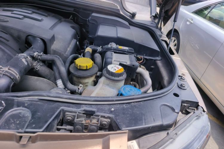 Used Land Rover Discovery 2012 3.0 SDV6 HSE Diesel Version Engine Bay Left