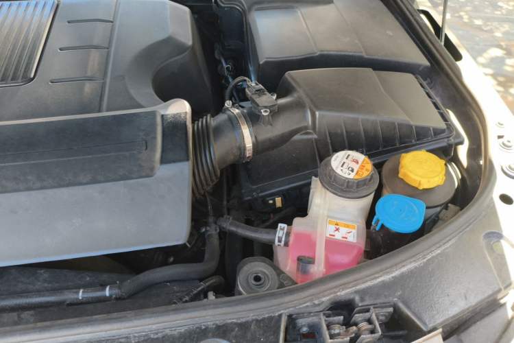 Used Land Rover Discovery 2012 5.0 V8 HSE Engine Bay Left