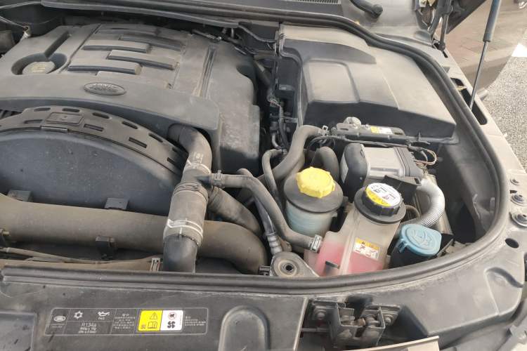 Used Land Rover Discovery 2012 3.0 SDV6 HSE Diesel Version Engine Bay Left