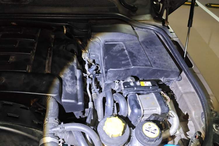 Used Land Rover Discovery 2012 3.0 SDV6 HSE Diesel Version Engine Bay Left