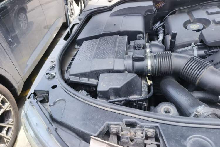 Used Land Rover Discovery 2012 3.0 SDV6 HSE Diesel Version Engine Bay Right