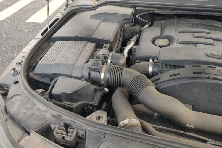 Used Land Rover Discovery 2012 3.0 SDV6 HSE Diesel Version Engine Bay Right
