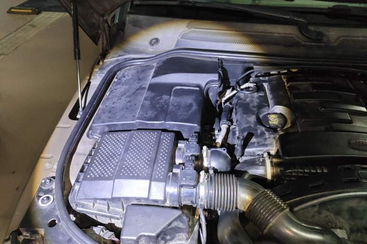 Used Land Rover Discovery 2012 3.0 SDV6 HSE Diesel Version Engine Bay Right