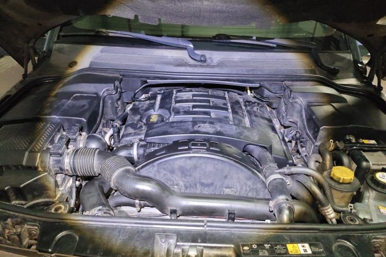 Used Land Rover Discovery 2012 3.0 SDV6 HSE Diesel Version Engine Bay
