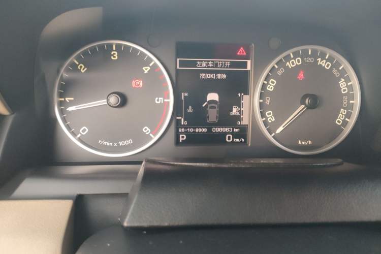 Used Land Rover Discovery 2012 3.0 SDV6 HSE Diesel Version Odometer Close Up