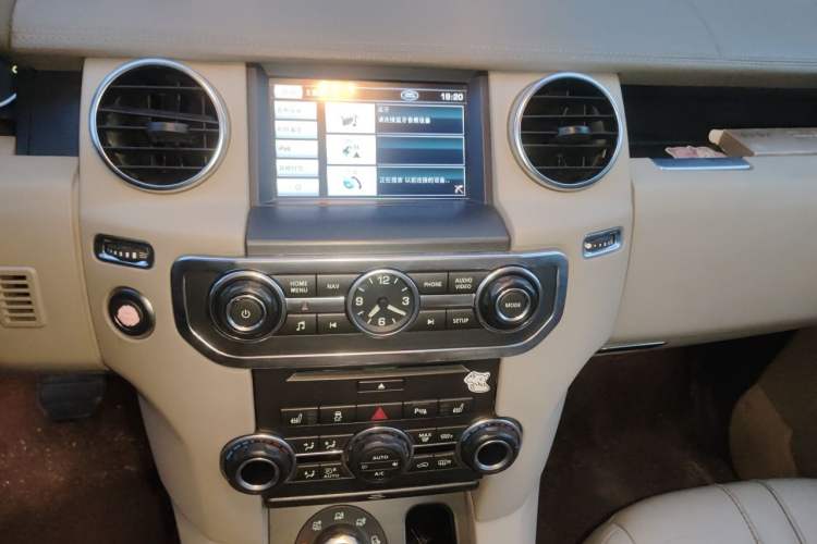 Used Land Rover Discovery 2012 3.0 SDV6 HSE Diesel Version Audio And AC Panel