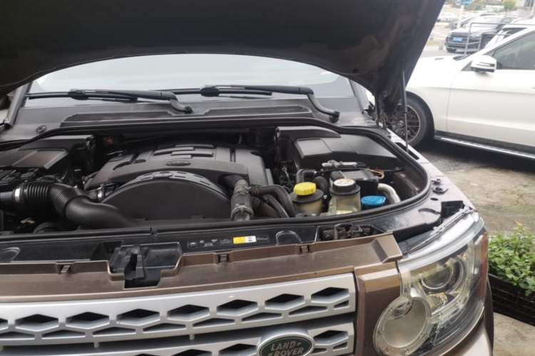 Used Land Rover Discovery 2012 3.0 SDV6 HSE Diesel Version Engine Bay Left