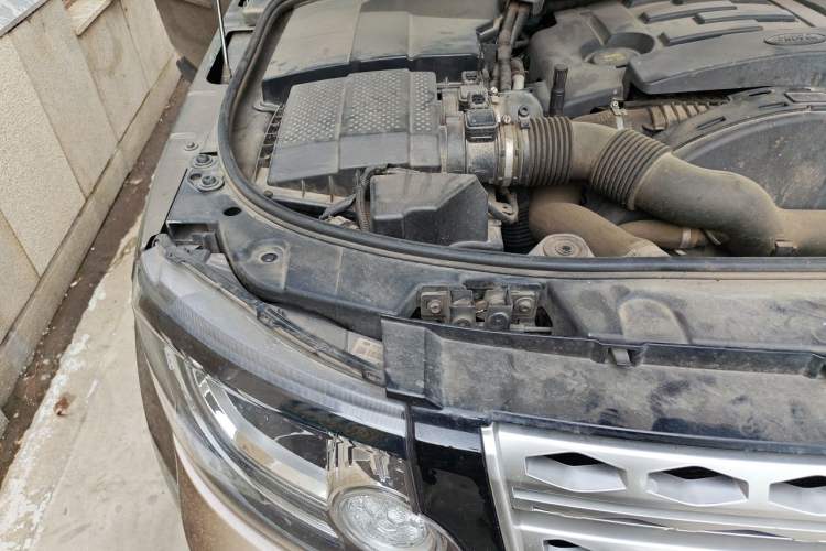 Used Land Rover Discovery 2012 3.0 SDV6 HSE Diesel Version Engine Bay Right