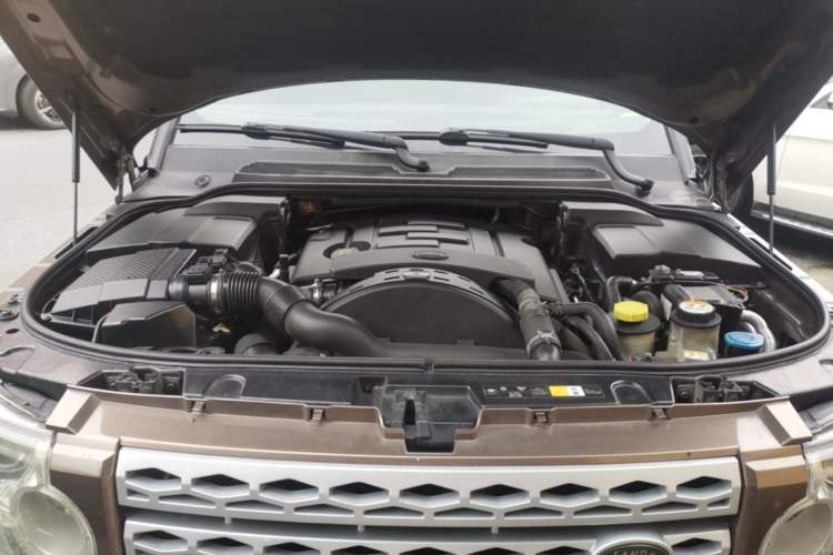 Used Land Rover Discovery 2012 3.0 SDV6 HSE Diesel Version Engine Bay