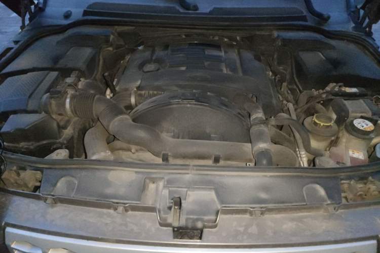 Used Land Rover Discovery 2012 3.0 SDV6 HSE Diesel Version Engine Bay