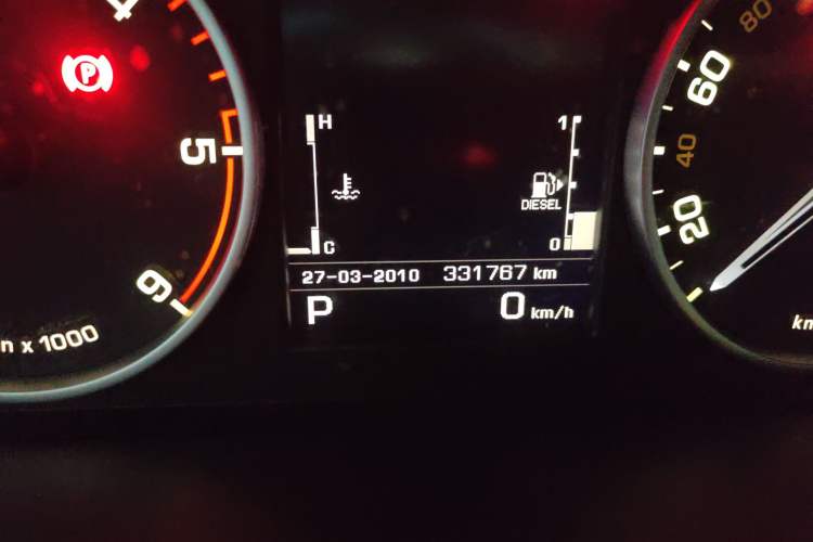 Used Land Rover Discovery 2012 3.0 SDV6 HSE Diesel Version Odometer Close Up