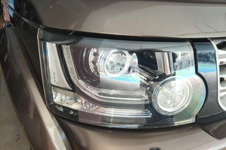 Used Land Rover Discovery 2012 3.0 SDV6 HSE Diesel Version Right Front Headlight