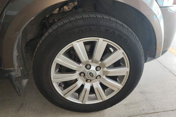 Used Land Rover Discovery 2012 3.0 SDV6 HSE Diesel Version Right Front Wheel Hub